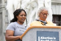 14 de mayo de 2022: El senador Hughes y su esposa, la aclamada actriz y activista Sheryl Lee Ralph, participaron en el "Día de Acción" por el derecho al aborto en las escalinatas del Capitolio de Pensilvania, en Harrisburg, donde más de 1.000 personas se reunieron para defender la autonomía corporal.