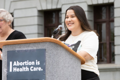 14 de mayo de 2022: El senador Hughes y su esposa, la aclamada actriz y activista Sheryl Lee Ralph, participaron en el "Día de Acción" por el derecho al aborto en las escalinatas del Capitolio de Pensilvania, en Harrisburg, donde más de 1.000 personas se reunieron para defender la autonomía corporal.