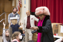 21 de diciembre de 2022: El senador estatal Vincent Hughes se une a su esposa, la actriz y activista Sheryl Lee Ralph, para celebrar su evento "Smart Santa".