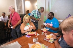 12 de julio de 2019: - El senador Hughes y sus colegas sirvieron comida, café y bebidas a los clientes durante la concurrida hora feliz en el restaurante El Fuego en apoyo de la Ley federal de Aumento del Salario a nivel nacional y Un Salario Justo en el estado.