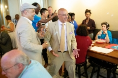 12 de julio de 2019: - El senador Hughes y sus colegas sirvieron comida, café y bebidas a los clientes durante la concurrida hora feliz en el restaurante El Fuego en apoyo de la Ley federal de Aumento del Salario a nivel nacional y Un Salario Justo en el estado.