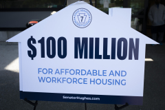 20 de abril 2023 :: Senador Vincent Hughes celebró una conferencia de prensa en el New Courtland Apartments en Henry Avenue para destacar $ 100 millones de dólares en subvenciones que están disponibles a través del Programa de Opciones de Vivienda.