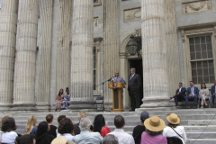 18 de julio de 2023: El senador Hughes se une a los líderes de Filadelfia para celebrar la restauración del Primer Banco de los Estados Unidos. El edificio abrirá como museo cuando finalicen las reformas