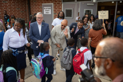 5 de septiembre de 2023: Hoy fue #BacktoSchool para los estudiantes del Distrito Escolar de Filadelfia. El senador Hughes pasó por Bluford Elementary y Morton McMichael para dar la bienvenida a los estudiantes y entusiasmarlos para el año que viene. La música sonaba, las campanas sonaban, y la comunidad estaba fuera para apoyar a nuestros estudiantes.