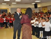 11 de febrero de 2016: El senador Hughes visita Harambee Charter School para entregar una subvención de 346.000 dólares de 21st Century Community Learning Centers a su maravillosa directora ejecutiva, Sandra Dungee Glenn.