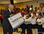 11 de febrero de 2016: El senador Hughes visita Harambee Charter School para entregar una subvención de 346.000 dólares de 21st Century Community Learning Centers a su maravillosa directora ejecutiva, Sandra Dungee Glenn.