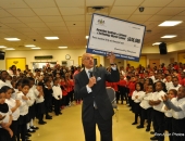 11 de febrero de 2016: El senador Hughes visita Harambee Charter School para entregar una subvención de 346.000 dólares de 21st Century Community Learning Centers a su maravillosa directora ejecutiva, Sandra Dungee Glenn.