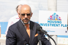 14 de abril de 2022: El senador Hughes celebró una conferencia de prensa en el barrio de Mantua de Filadelfia para esbozar su propuesta de 2.270 millones de dólares para ampliar la vivienda asequible en toda Pensilvania.