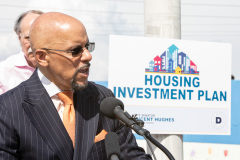 14 de abril de 2022: El senador Hughes celebró una conferencia de prensa en el barrio de Mantua de Filadelfia para esbozar su propuesta de 2.270 millones de dólares para ampliar la vivienda asequible en toda Pensilvania.