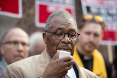 Abril 4, 2019 – Senator Vincent Hughes  stands with POWER Interfaith, UNITE HERE and other supporters of the Marriott hotel workers seeking better working conditions.