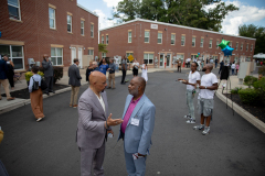 16 de agosto de 2023: El senador Hughes se unió a Mission First Housing Group para la gran reapertura de Monument Village, un complejo de 60 apartamentos de viviendas asequibles en el oeste de Filadelfia.