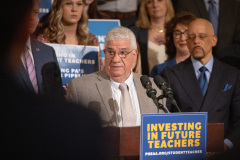 Abril 10, 2024: Senator Vincent Hughes, Senator Ryan Aument, Governor Josh Shapiro, and other lawmakers and teacher advocates announce the next phase of rollout for Pennsylvania’s new, student teacher stipend program.