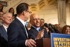 Abril 10, 2024: Senator Vincent Hughes, Senator Ryan Aument, Governor Josh Shapiro, and other lawmakers and teacher advocates announce the next phase of rollout for Pennsylvania’s new, student teacher stipend program.