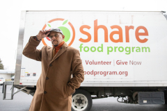 Noviembre 21, 2023: Senator Hughes and Sheryl Lee Ralph spread holiday cheer by giving out food and books to nourish the body and mind as part of Senator Hughes’ Food for the Brain Campaign.