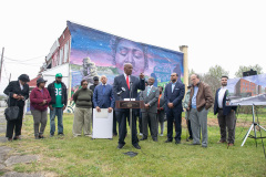 4 de mayo de 2022: El senador Hughes celebró una conferencia de prensa en el barrio de Mantua de Filadelfia para anunciar 12 millones de dólares en ayuda estatal para el proyecto de viviendas para personas mayores de bajos ingresos de Triangle Community Development Corporation en la 38 y Parrish.