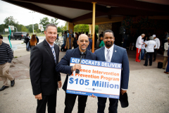 7 de septiembre de 2022: El senador Vincent Hughes se une al gobernador Wolf y a sus colegas para anunciar 100,5 millones de dólares adicionales para ayudar a prevenir la violencia armada en Pensilvania.