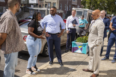 13 de Julio de 2023: El senador Vincent Hughes se une al vicegobernador Austin Davis en su gira "Comunidades más seguras" en Filadelfia.