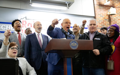 El senador Hughes se une al gobernador Wolf, en la manifestación para aumentar el salario mínimo de Pa.