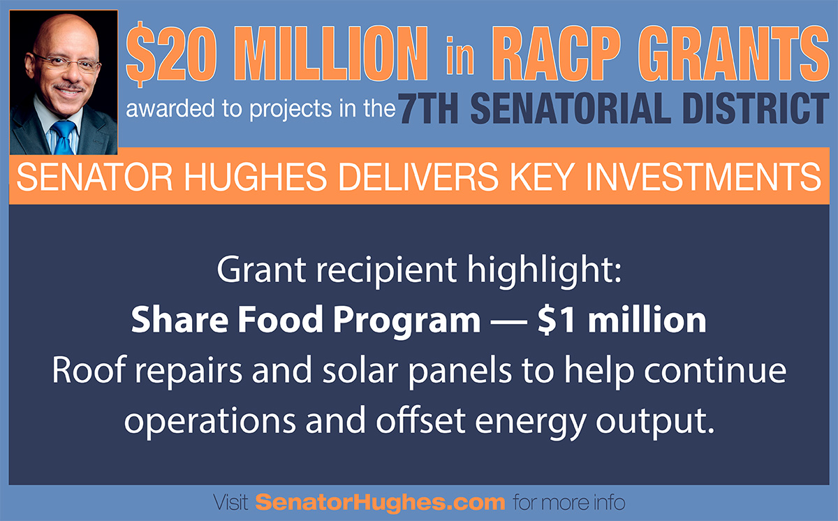 El senador Hughes entrega un cheque simulado de un millón de dólares al Programa Share Food