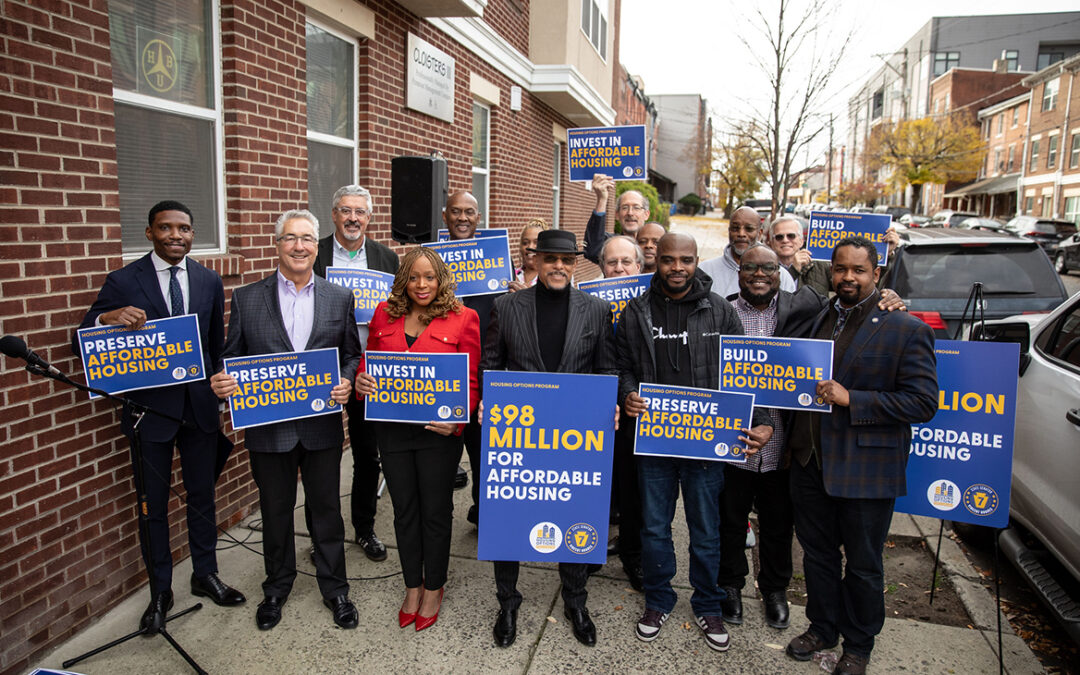 El senador Hughes y los dirigentes de la AP celebran la concesión de 98 millones de dólares para viviendas de alquiler asequible y piden más inversiones en vivienda