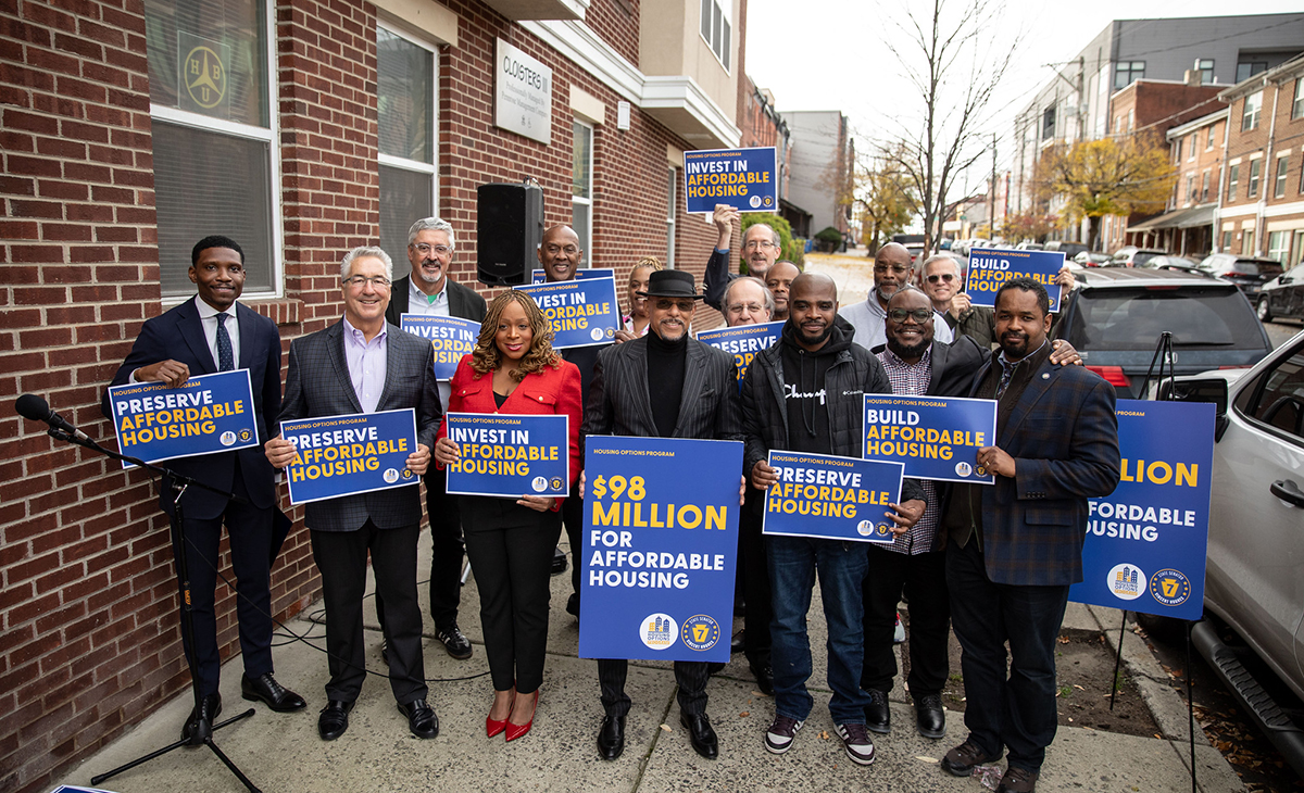 El senador Hughes y los dirigentes de la AP celebran la obtención de 98 millones de dólares para viviendas de alquiler asequible